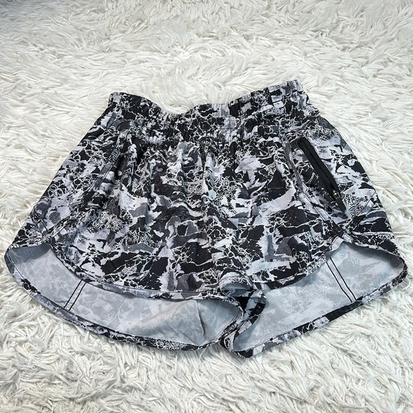 Lululemon Tracker Short V 4" Interlaced Alpine White Black / Black - Picture 1 of 6